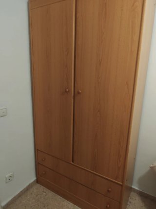 Armario de madera marrón