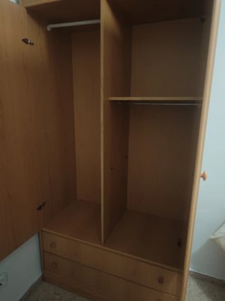 Armario de madera marrón