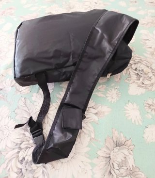 Mochila bandolera negra