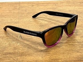 Gafas de sol Hawkers Kids negras y rosas