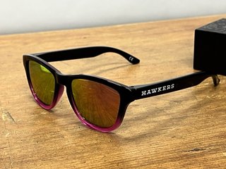 Gafas de sol Hawkers Kids negras y rosas