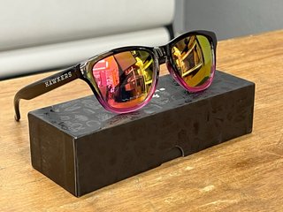 Gafas de sol Hawkers Kids negras y rosas