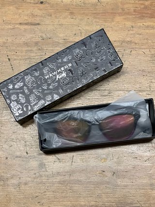 Gafas de sol Hawkers Kids negras y rosas