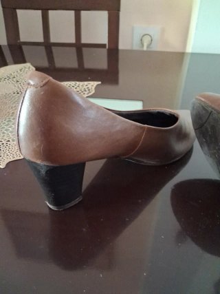 Zapatos de tacón marrones