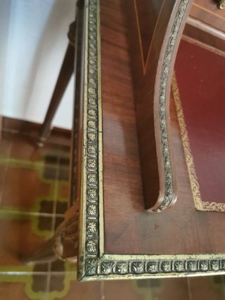 Escritorio antiguo de madera y piel