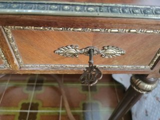 Escritorio antiguo de madera y piel