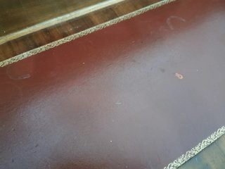 Escritorio antiguo de madera y piel