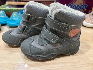 Botas de niña grises con detalles rosas