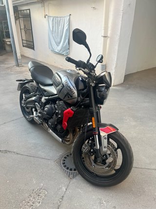 Triumph Trident 660 Gris/Rojo