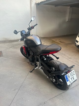 Triumph Trident 660 Gris/Rojo