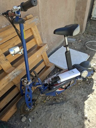 Patinete eléctrico azul con asiento