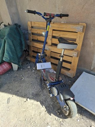 Patinete eléctrico azul con asiento