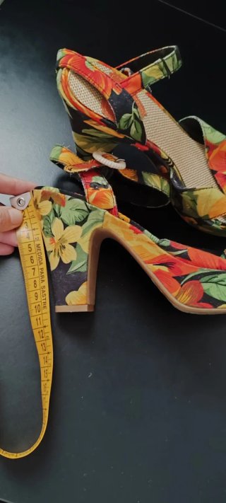 Sandalias de tacón con estampado floral