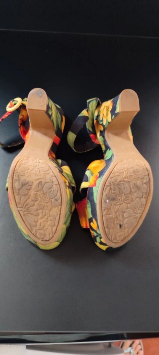 Sandalias de tacón con estampado floral