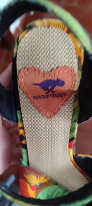 Sandalias de tacón con estampado floral