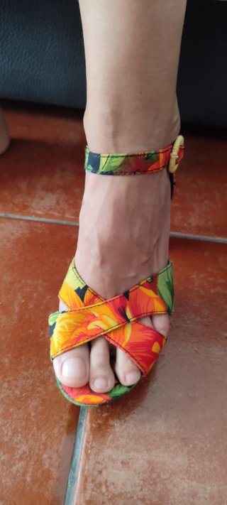 Sandalias de tacón con estampado floral