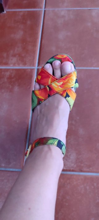Sandalias de tacón con estampado floral