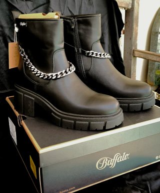 Botines Buffalo negros con cadena NUEVOS