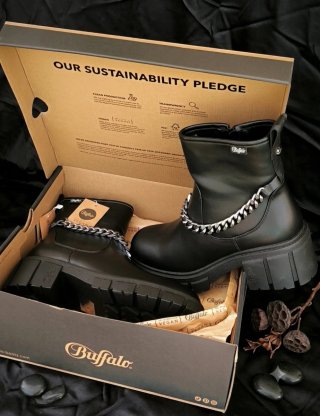 Botines Buffalo negros con cadena NUEVOS