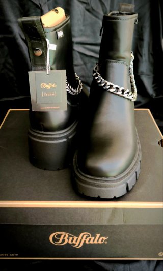 Botines Buffalo negros con cadena NUEVOS