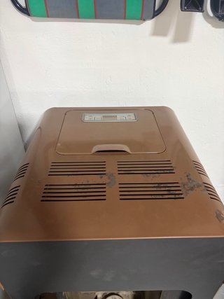 Hidroestufa de pellets con mando a distancia.