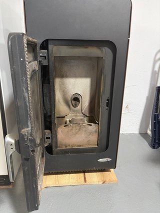 Hidroestufa de pellets con mando a distancia.