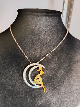 Collana con ciondolo luna e ragazza
