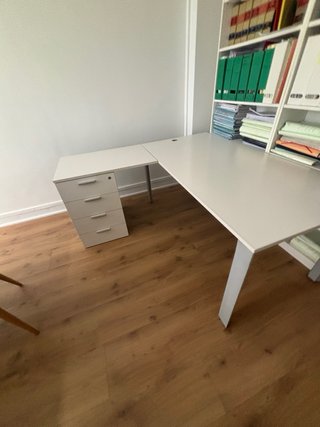 Mesa de oficina en L con cajonera