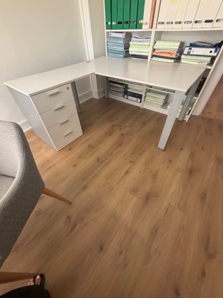 Mesa de oficina en L con cajonera