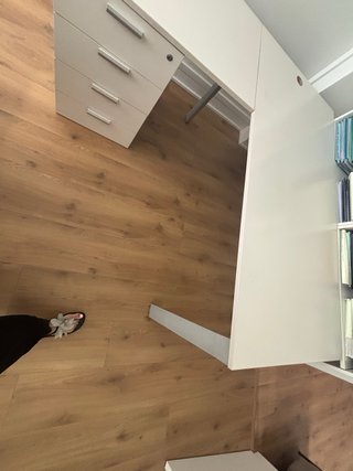 Mesa de oficina en L con cajonera