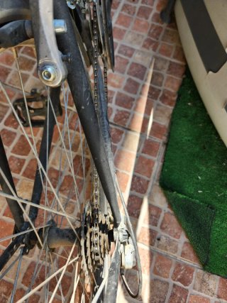Bicicleta urbana negra con cesta