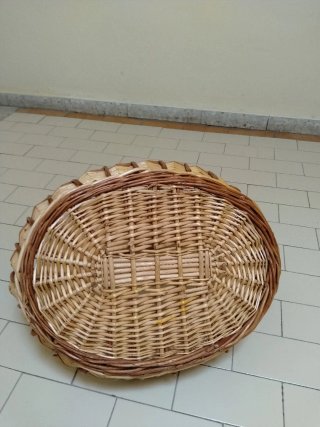 Cesta de mimbre artesanal