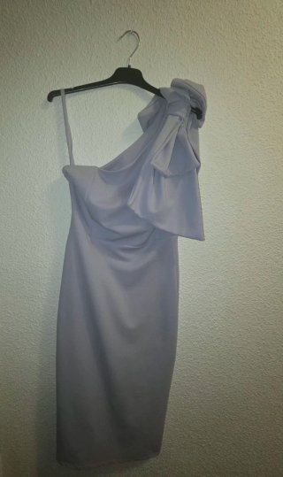Vestido morado con lazo en hombro