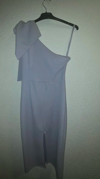 Vestido morado con lazo en hombro