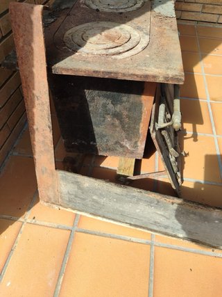 Cocina económica antigua de hierro fundido y cobre