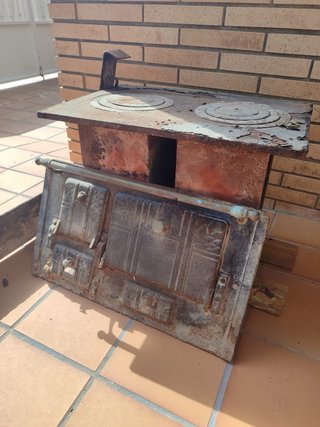 Cocina económica antigua de hierro fundido y cobre