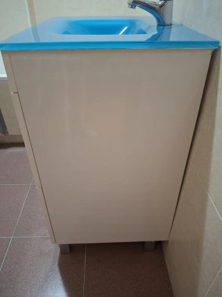 Mueble de baño con lavabo azul