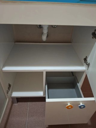 Mueble de baño con lavabo azul