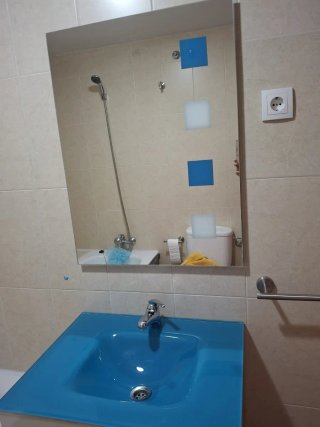 Mueble de baño con lavabo azul