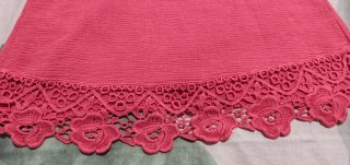 Camiseta rosa con bordados