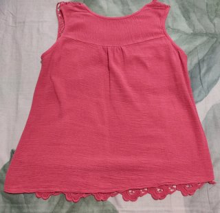 Camiseta rosa con bordados