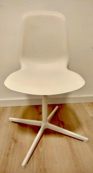 Silla de oficina IKEA blanca.