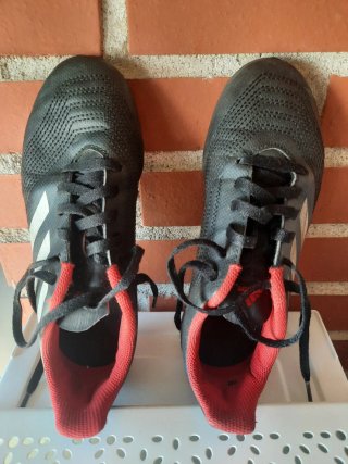 Botas de fútbol niño Adidas negras y rojas