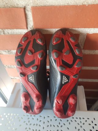 Botas de fútbol niño Adidas negras y rojas