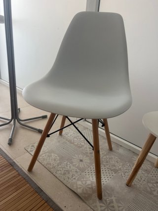 Dos sillas  de comedor moderna blanca y madera