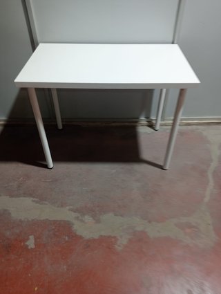 5 Mesas blanca con patas metálica
