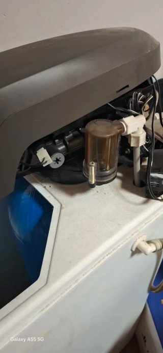 Descalcificador de agua blanco