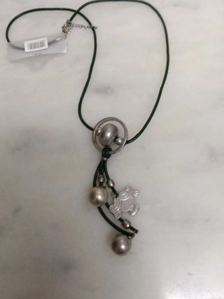 Colgante cordón verde con abalorios y figura
