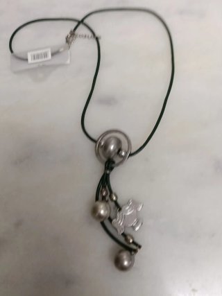 Colgante cordón verde con abalorios y figura