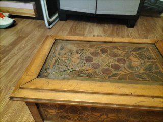 Baule in legno vintage con decorazioni